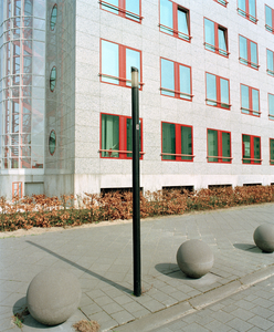 828258 Afbeelding van een moderne straatlantaarn bij een kantoorgebouw aan de Euclideslaan in de wijk Rijnsweerd-Noord ...